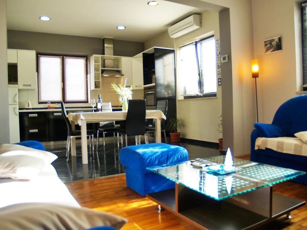 Schöne Ferienwohnung mit Terrasse, Roses