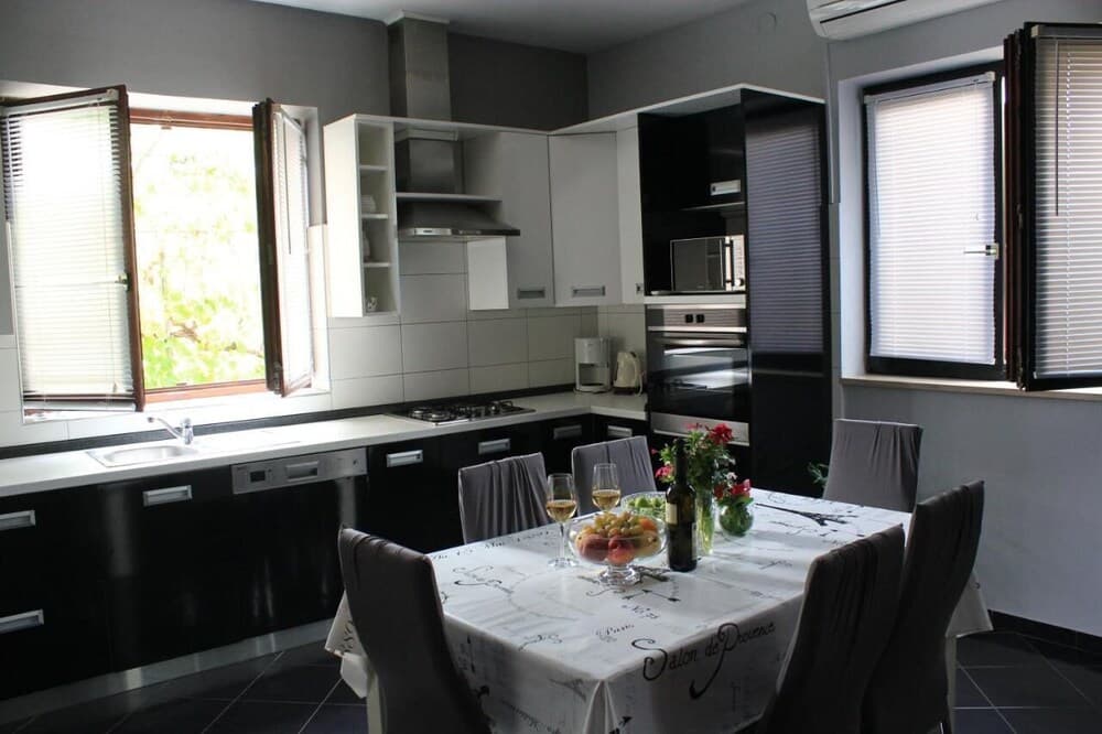 Schöne Ferienwohnung mit Terrasse, Roses