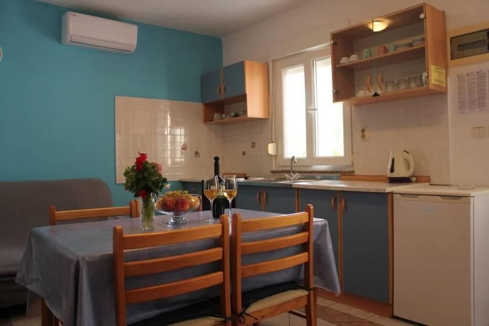 Sea View Apartment Orhideja, Sleeps 4