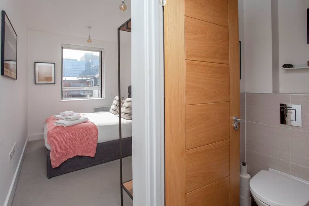 Central Designer 2 Bedroom Apartment in Portland Square