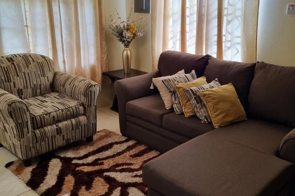 2-bed, Sleeps 4, Private Garden, Parking