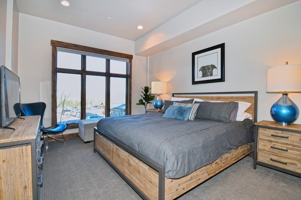 Blackstone Beauty 2 Bedroom Condo by RedAwning