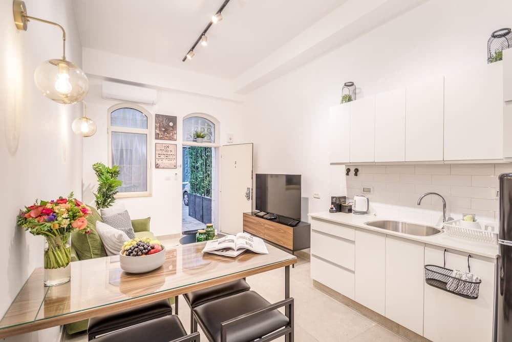 Modern 1 BDR with balcony