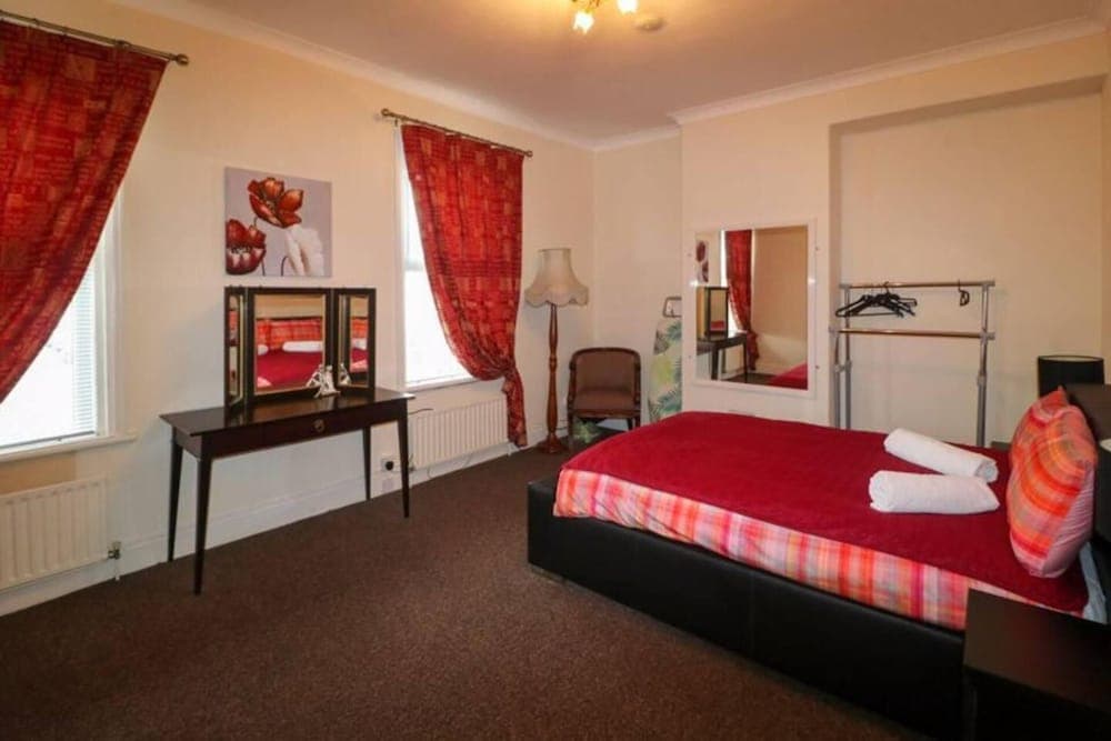 Impeccable 4-bed House in Blackpool