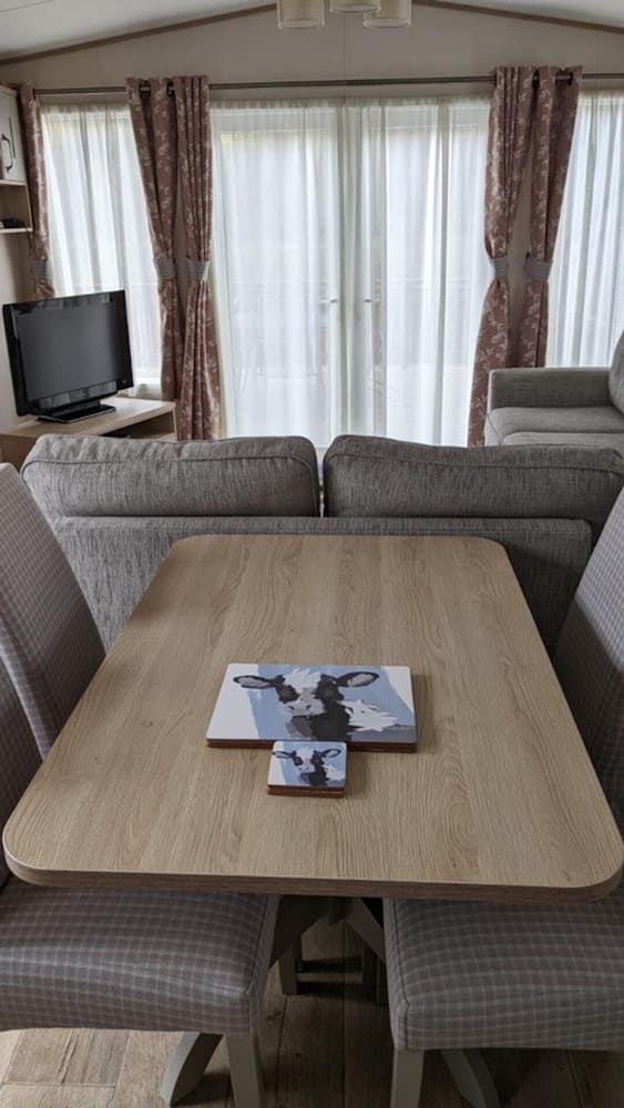 Luxury 2 Bedroom Caravan in Stunning Location