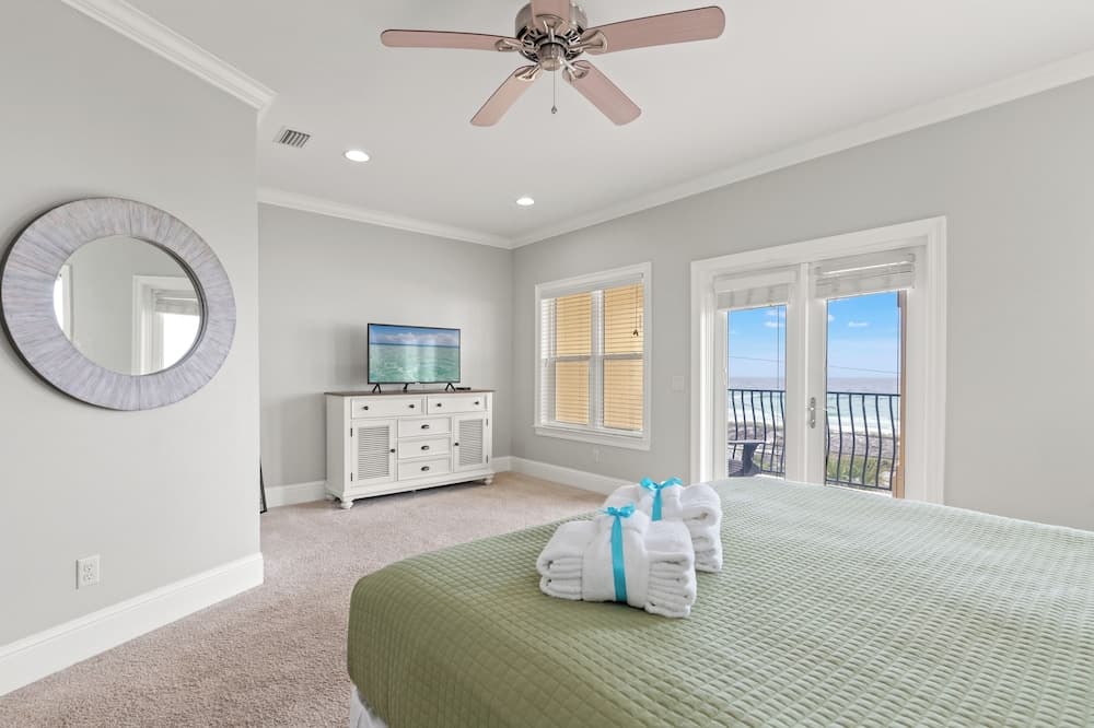 Walk To The Beach! 3 Story Home! 2 Balconies With Gulf Views!