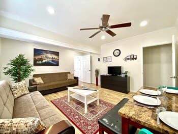 10 Min To The Beach! Perfect For A Family Or Friend Group. Self Check-in & Recently Renovated 2 Bedroom Apts by Redawning
