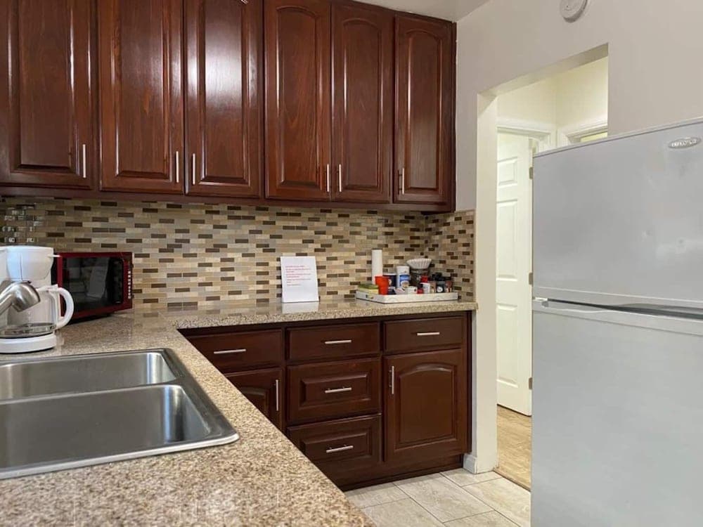 Recently Remodeled Spacious Guesthouse - Perfect For Exploring Long Beach - Self Check-in 2 Bedroom Apts by Redawning