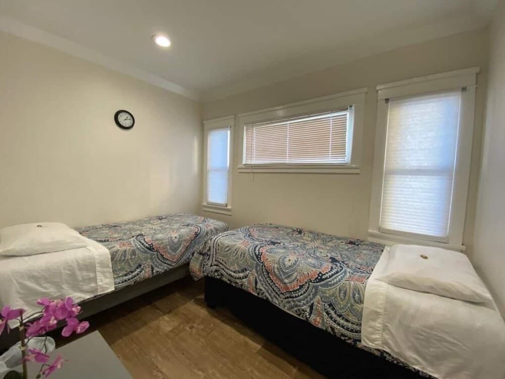 Recently Remodeled Spacious Guesthouse - Perfect For Exploring Long Beach - Self Check-in 2 Bedroom Apts by Redawning