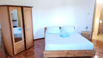 Le Shanoa-gite Feet in the Water