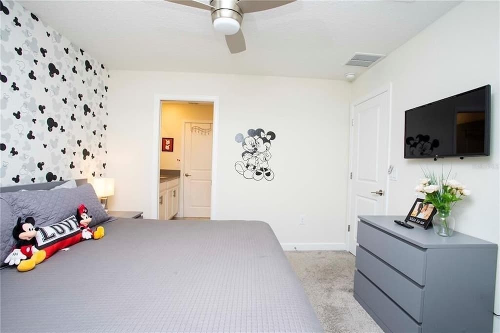 Champions Gate 6 Bedroom Villa by Redawning