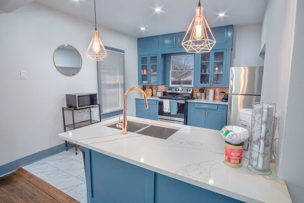 Vibrant Fully Gated 2br/2ba 4 Mins From Downtown