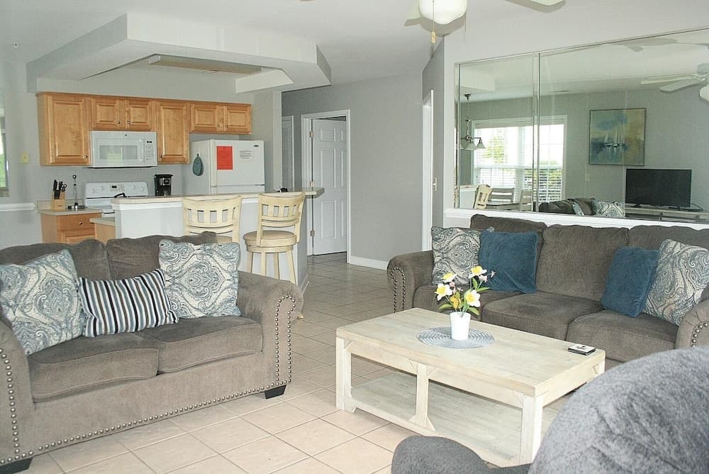 2503m 1 Bedroom Condo by RedAwning