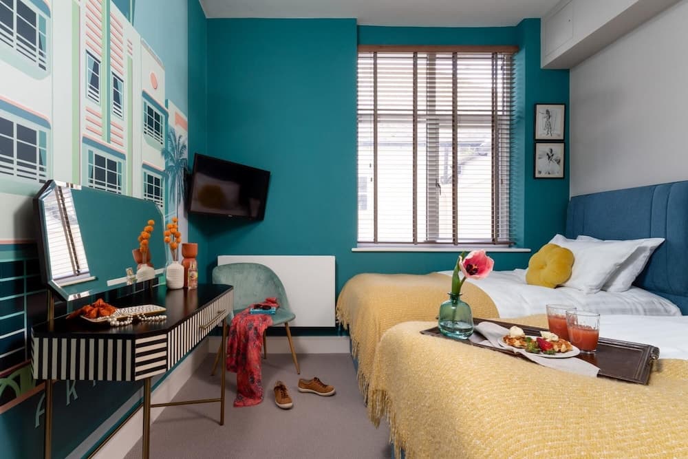 Cathedral Yard - Art Deco Luxury