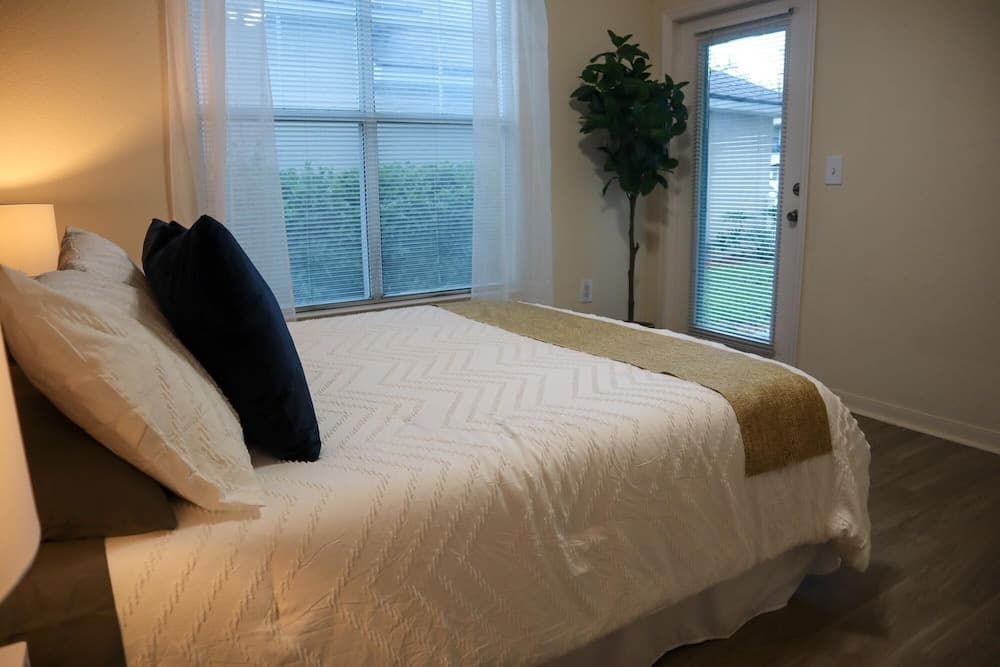 Upgraded 2 bed apt Close to Beaches and Mayo Clinic