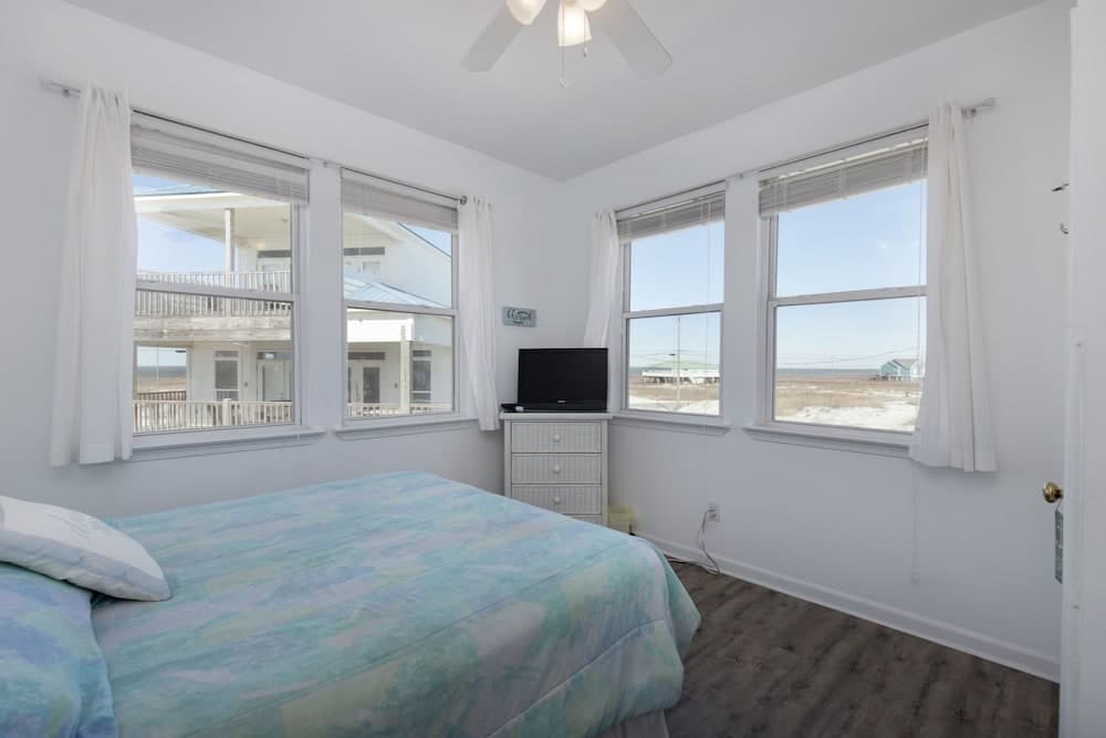 Simple Pleasures - Nothing Between You And The Water But Sugar White Sand! 3 Bedroom Home by Redawning