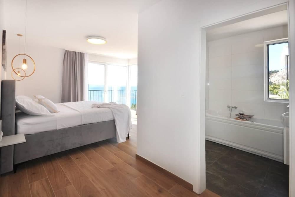 Villa Iva With sea View and Pool