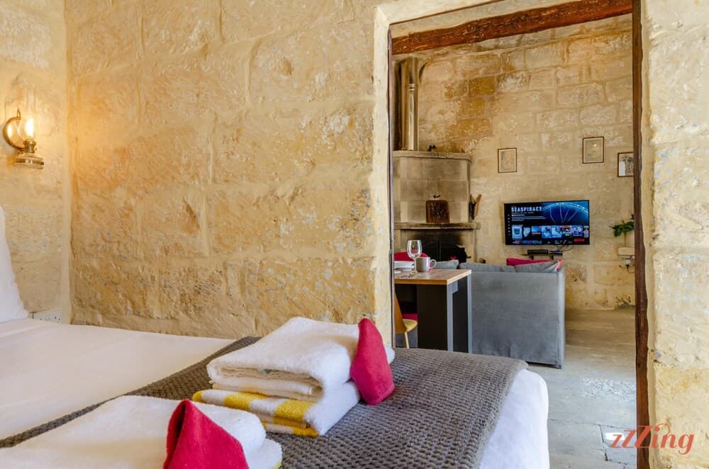 Tranquil Courtyard Retreat in a 1-br Country Home