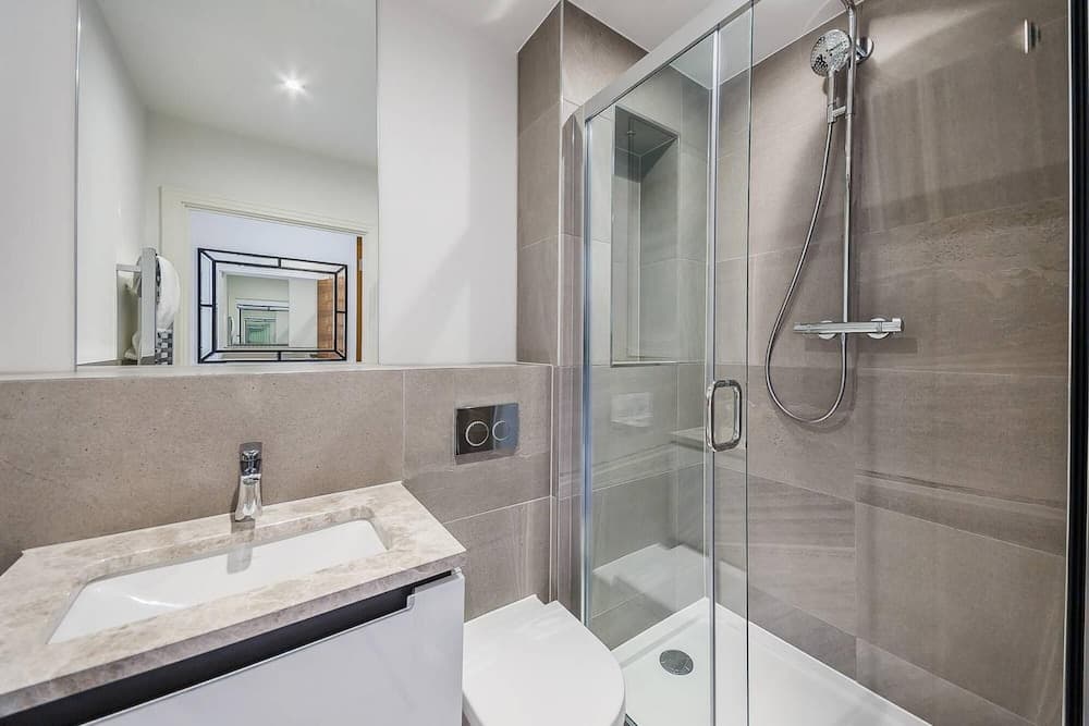 2 Bed Apartment 1st Floor- Gated Riverside Luxury