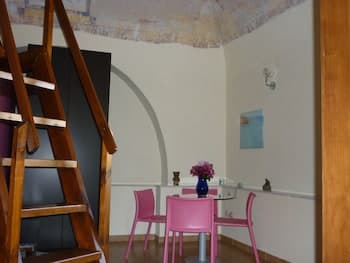 Furnished Studio Flat in Residence