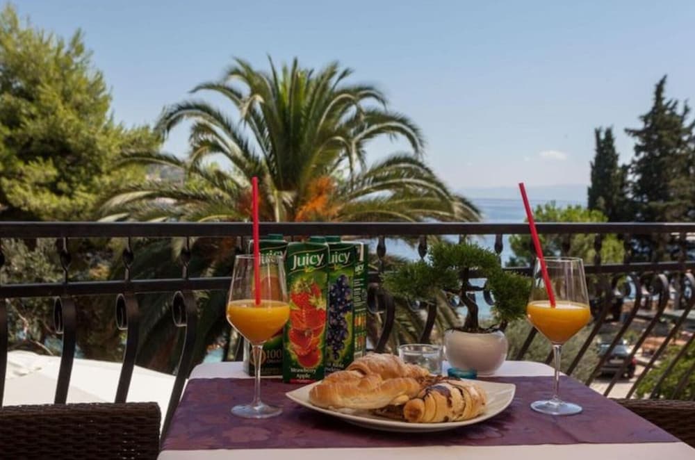 Exquisite Apartment With Balcony and Sea View