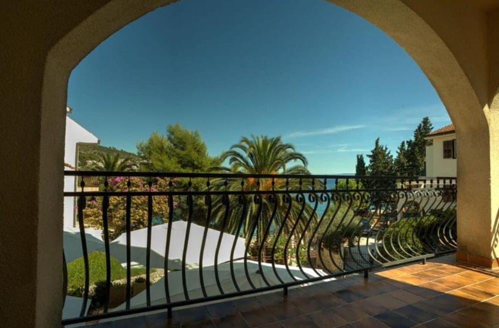 Lavish Double Bed Room With Balcony and Sea View