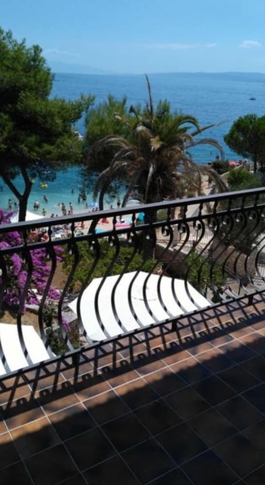 Beautiful Double Bed Room With Balcony and Sea View