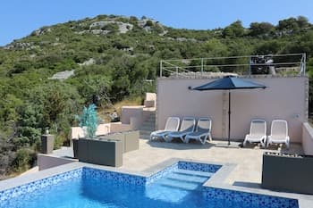 Spacious Robinson House Iris With Pool