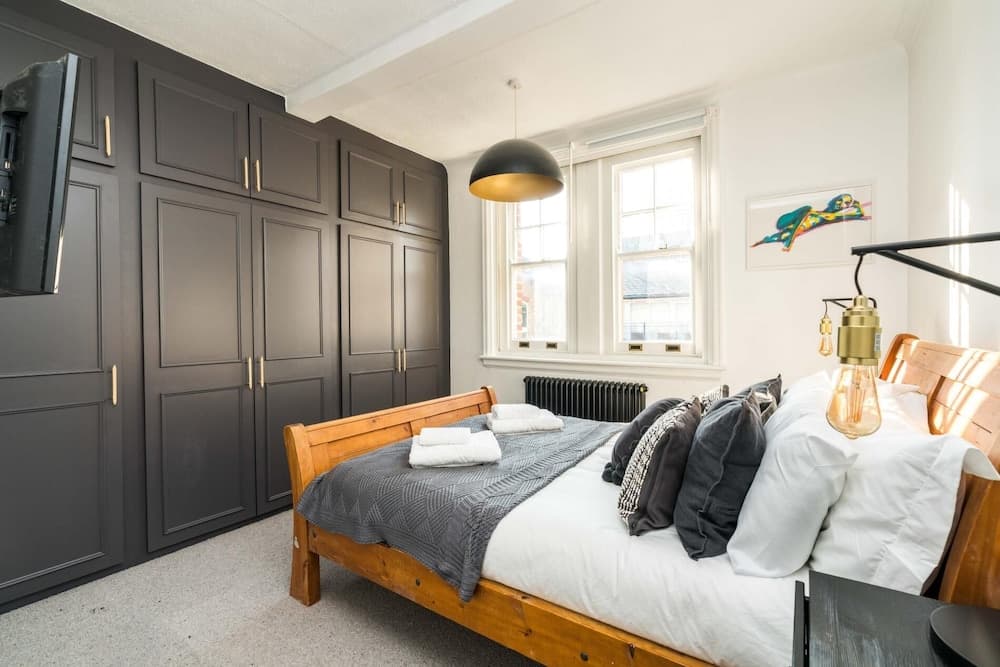 Stunning 3BD Riverside Flat Communal Roof Terrace