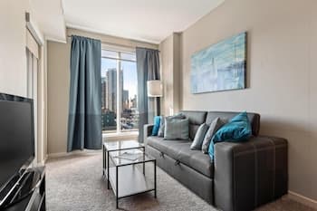 Modern DT Condo Balcony Parking Gym Hot Tub