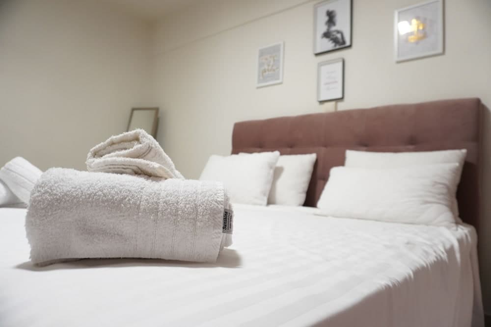 Theo & Ms Apt - 2 Beds - Garden - Parking - Wifi