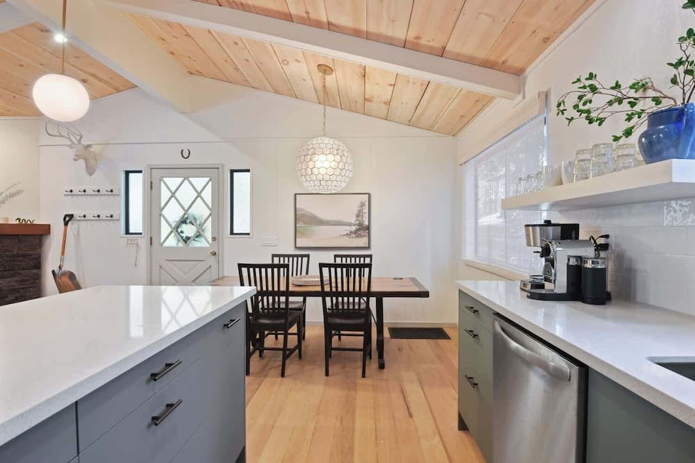 Pino Point Steps to Tahoe Beaches