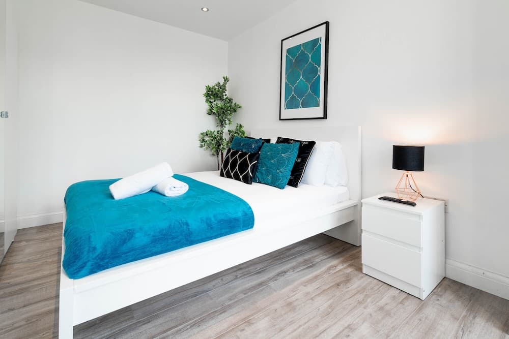 Four Bedroom House With Garden and Parking in West Midlands