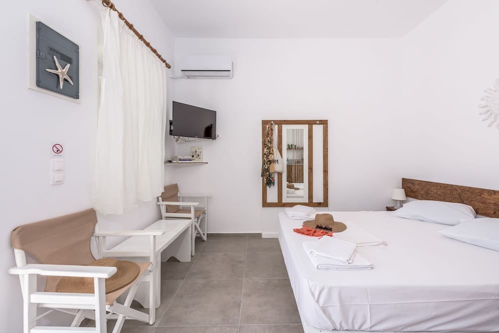 Plakes Sea View Suites