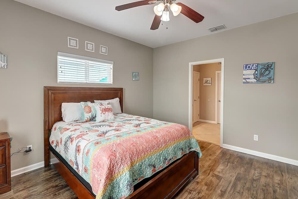 Twin Dolphin Cove 4 Bedroom Home by Redawning