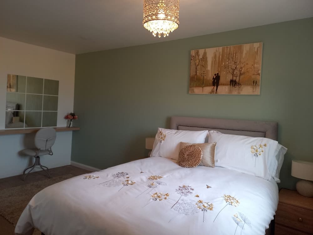 Charming Wentworth Lodge With Countryside Views