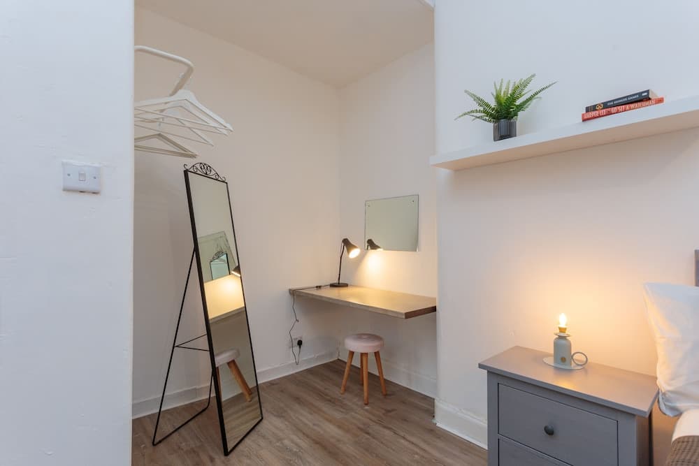 Stylish Apartment at the Edge of Meadows Park