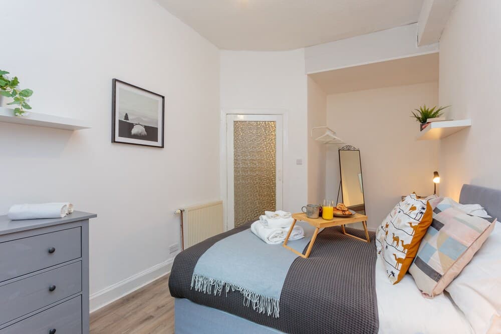 Stylish Apartment at the Edge of Meadows Park