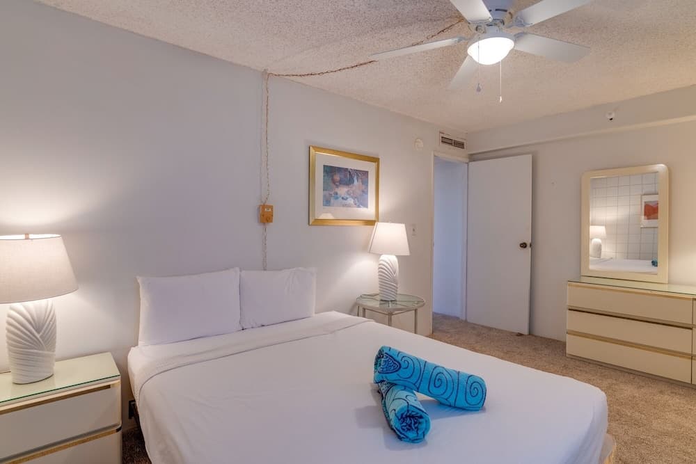 Valley Isle #703 2 Bedroom Condo by RedAwning