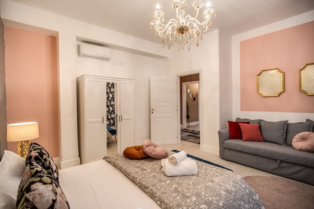 AwesHome White Mirror Apartment&Terrace