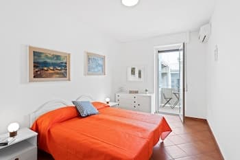 Lungomare Ciclopi Apartments With Balconies And Parking