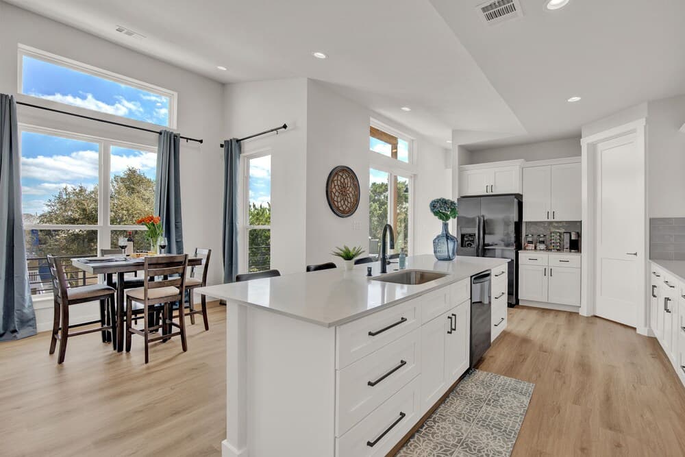 Stunning Lake Home W/pool-beach-gym-boat Access