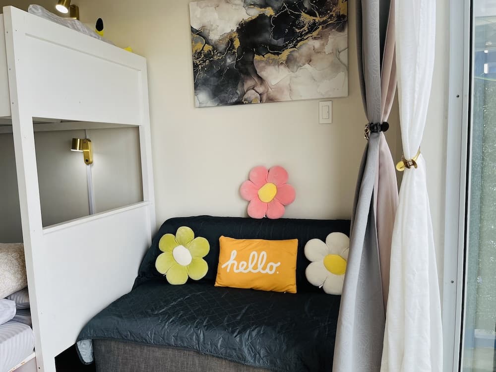 Bright Studio Sleeps 3 With Parking and City View