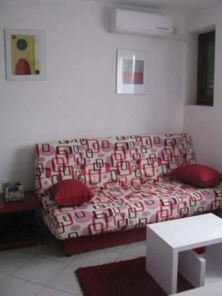 Xena - Comfort and Spacious - A2 Red