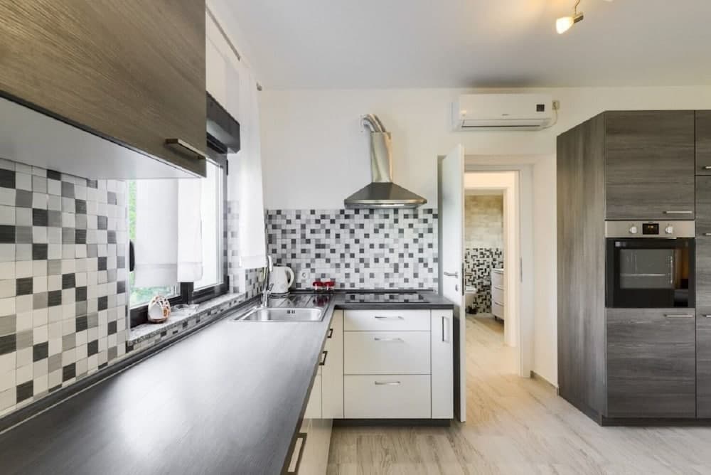 Edi - Amazing Location by the sea - A4