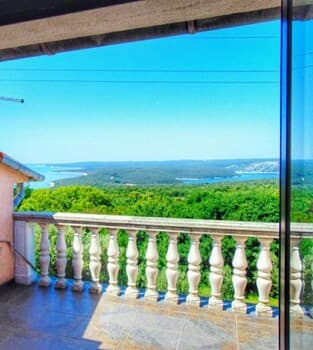 Rar - With Nice Garden - Ana