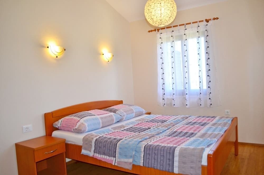 Mary - With Pool - H