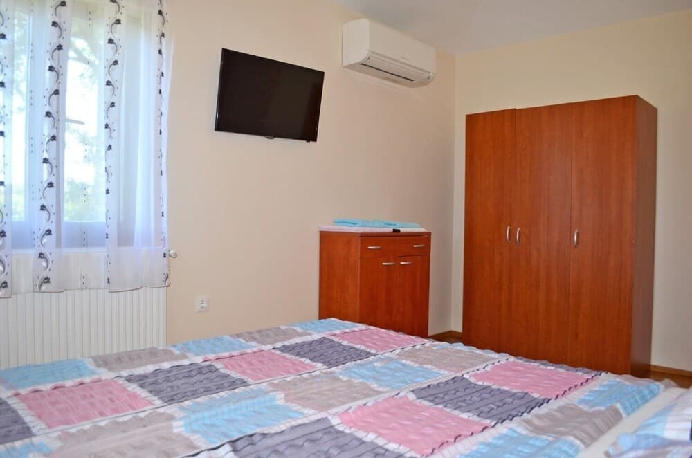 Mary - With Pool - H