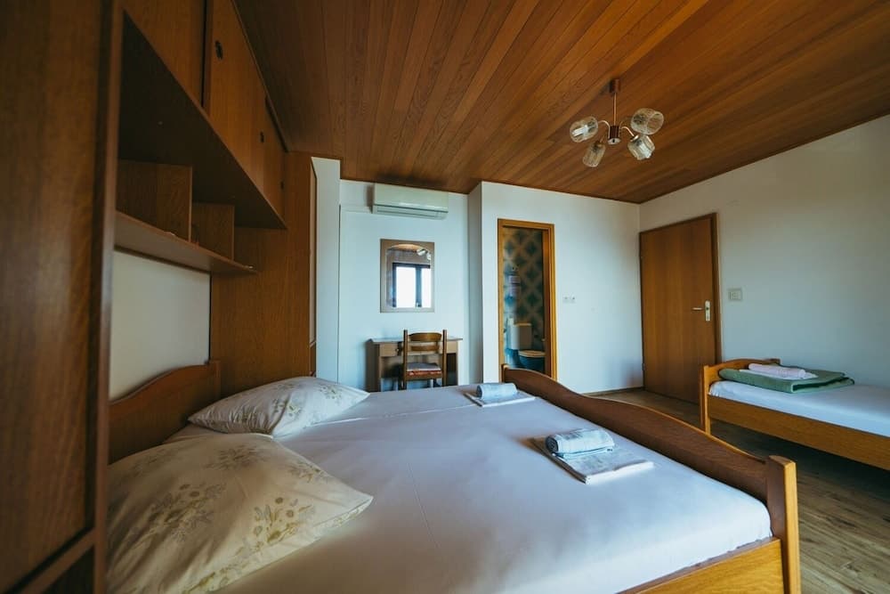 Lovre - Close to the sea - A1