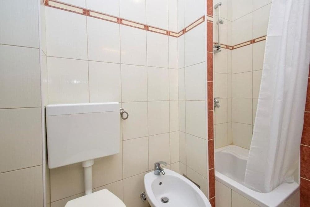 Mate - Free Parking - A3